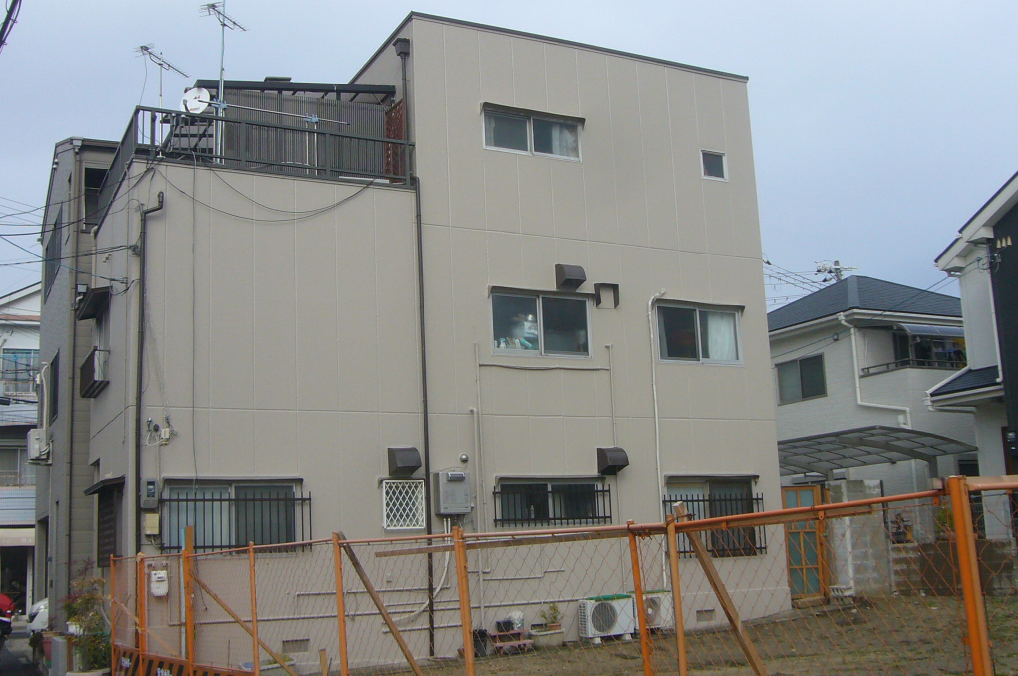高槻市でＡＬＣ３階建て外壁塗装とシーリング打ち工事が完了しました。