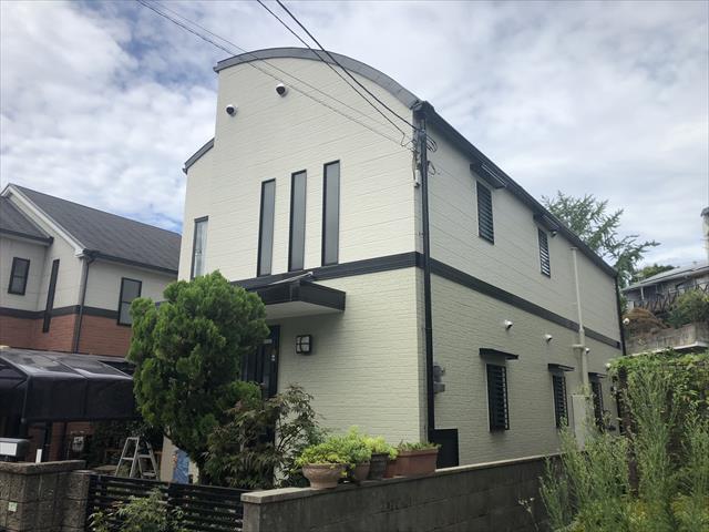 豊中市にある半円形の金属屋根とサイディング外壁を塗り替えリフォーム