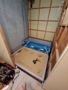 大阪市北区にてマンション前面改装中