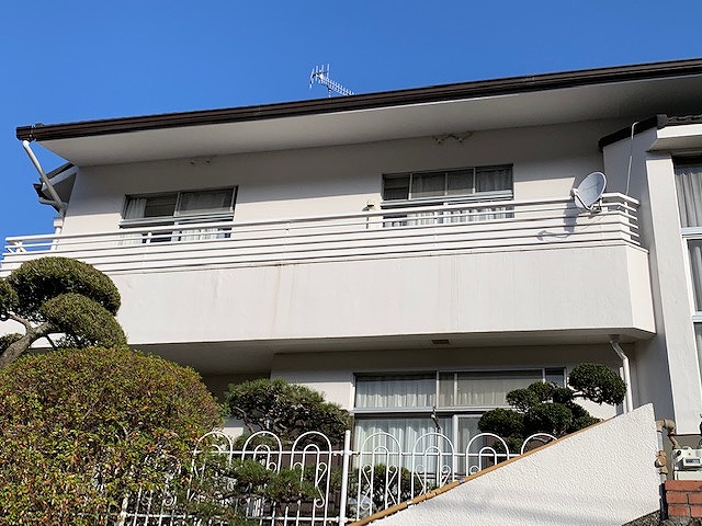 吹田市にて水性塗料を使用して軒天補修と塗装を行った２階建て住宅